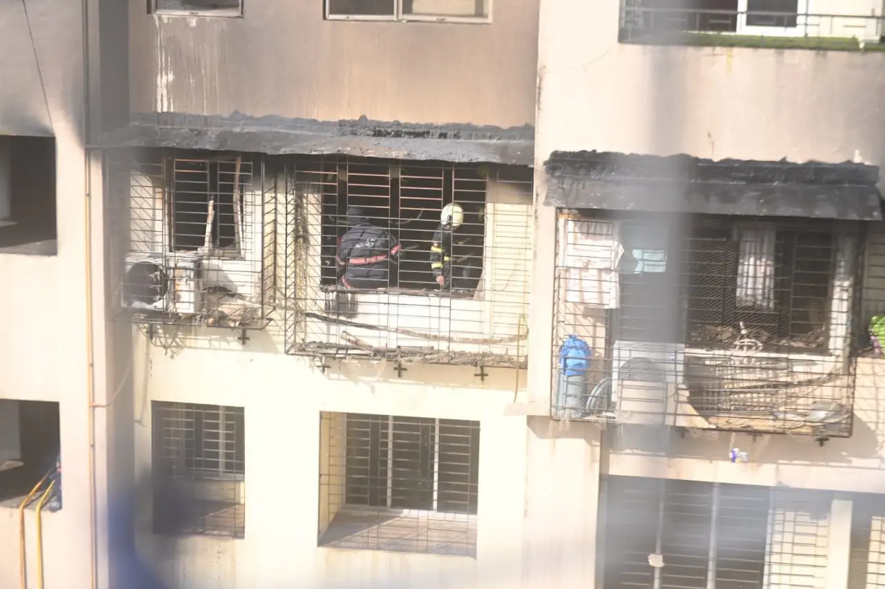 There are at least six flats on each floor. The blaze engulfed the 18th and 19th floors and some residents were trapped there. Pic/Bipin Kokate